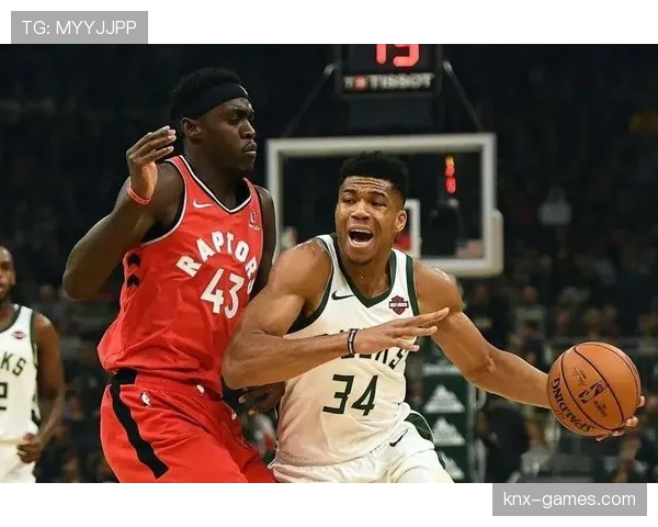 字母哥训练完回家路上还在啃鸡胸肉，这人是真把自律当饭吃啊